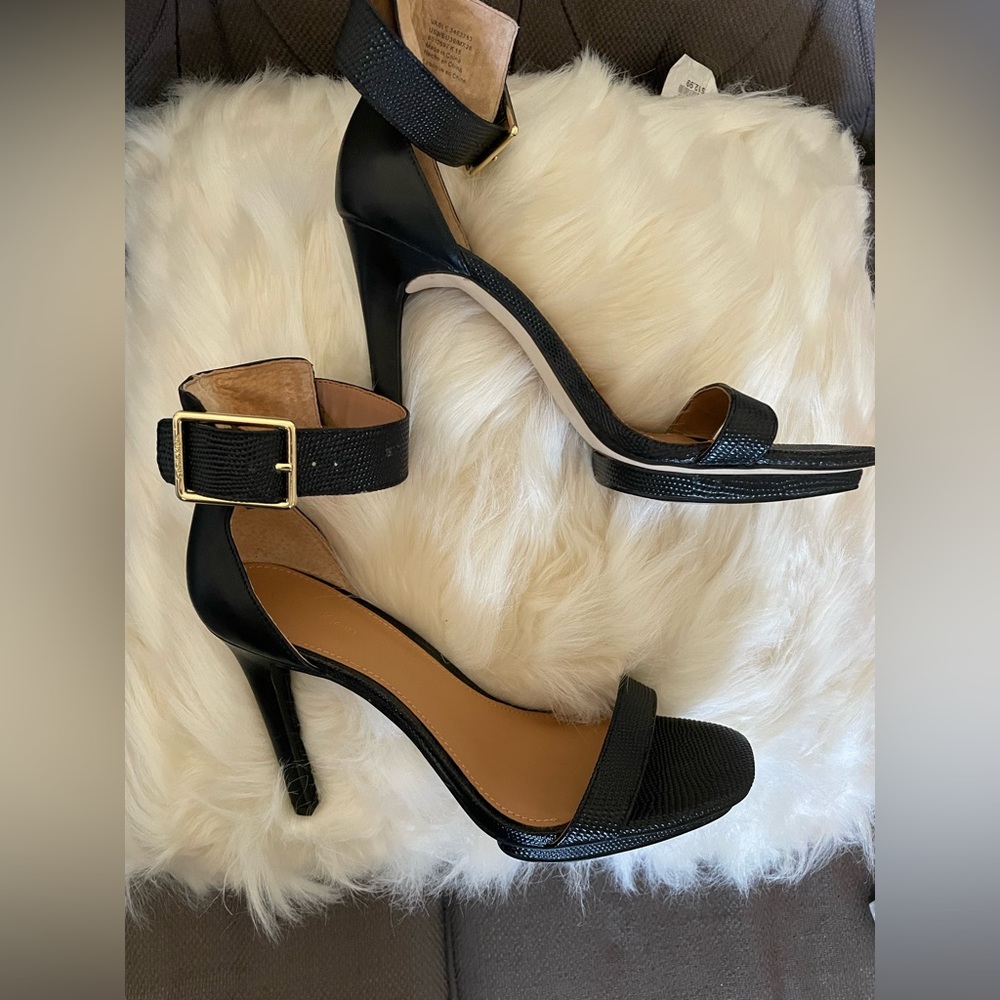 Calvin Klein Vable heels
Size 9 (4.5” heel, 1/2” platform)
Worn once